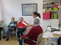 Foto de la actividad historia de vida, en ella se muestran a una auxiliar asistiendo a uno de los mayores mientras cuentan su historia