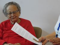 Foto de la actividad historia de vida, en ella aparece el texto parcialmente y uno de los mayores escuchando con atenci&oacute;n la historia de su compa&ntilde;ero